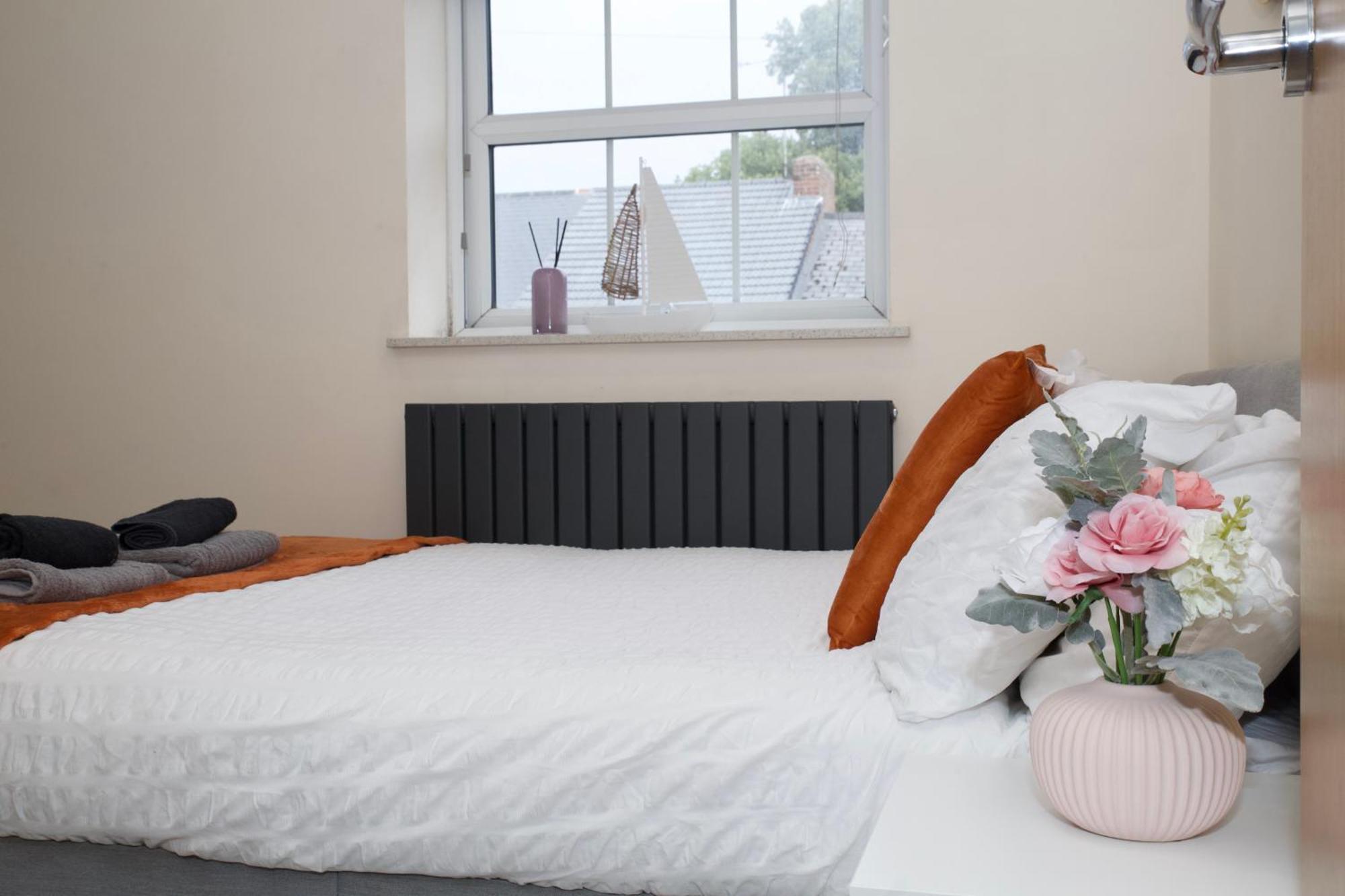 Spacious Modern 2 Bed Flat In Centre *